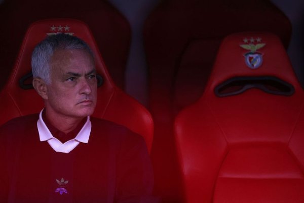 迎客松配资 时隔25年回归！曝62岁穆帅重返葡超豪门+带队踢欧冠，或周末上任